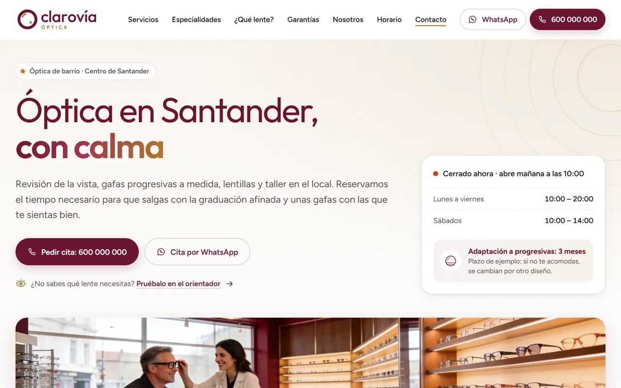 Clarovía Óptica website on a desktop screen